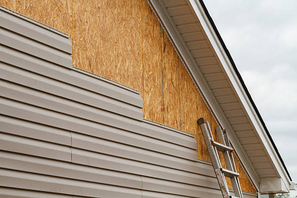 Professional Siding technician working in Olmsted Falls, OH